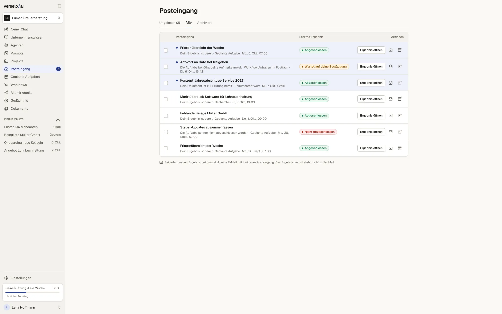 Verselo-Posteingang mit Ergebnissen geplanter Aufgaben, einer Recherche und eines Workflows, darunter der Eintrag „Antwort an Café Sol freigeben“ mit dem Status Wartet auf deine Bestätigung.