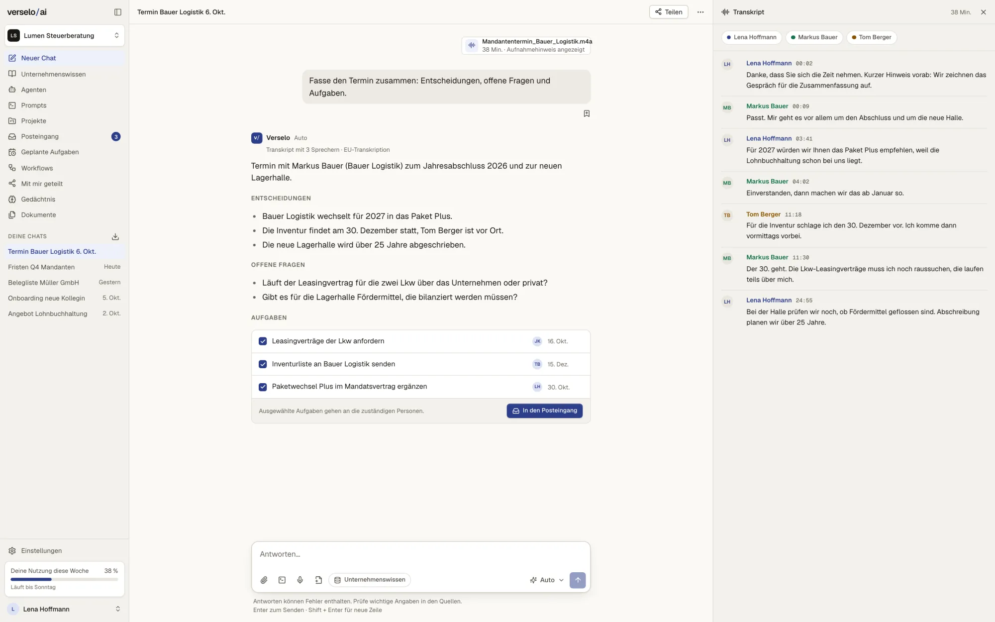 Zusammenfassung eines Termins mit Bauer Logistik mit Entscheidungen, offenen Fragen und drei Aufgaben mit Kürzel und Datum, rechts das Transkript mit drei Sprechern