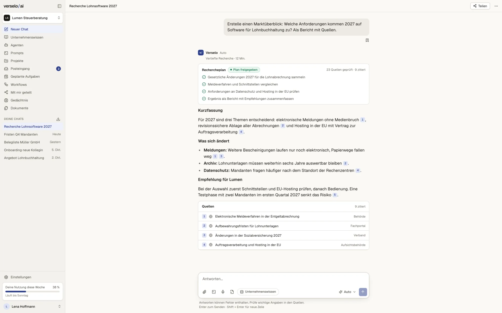 Recherche-Bericht zu Anforderungen an Software für Lohnbuchhaltung: oben der freigegebene Rechercheplan mit vier Schritten, darunter Kurzfassung, Änderungen und Empfehlung mit nummerierten Verweisen und eine Liste der zitierten Quellen.