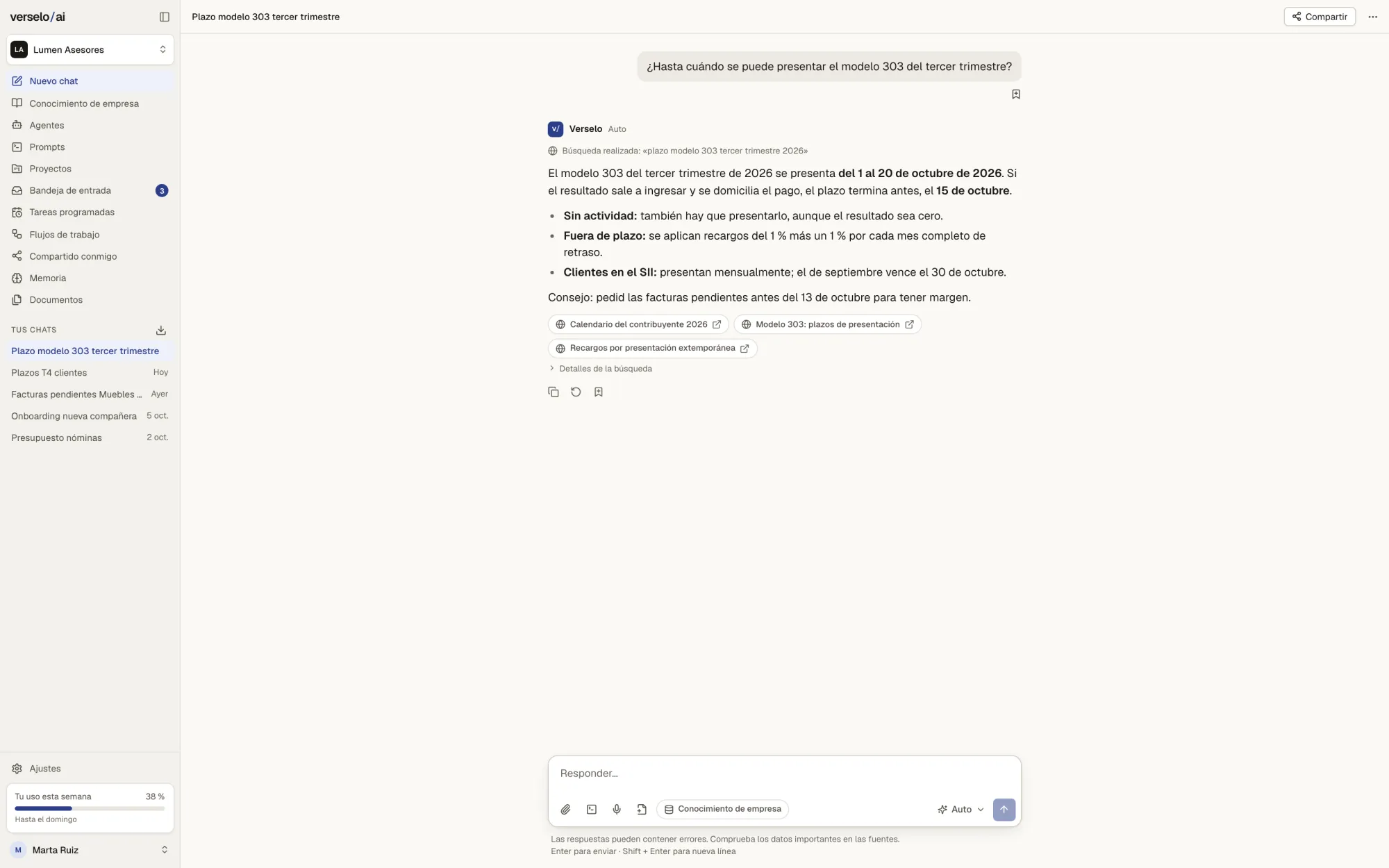 Respuesta del chat con búsqueda web sobre un plazo fiscal: un párrafo breve con varios puntos, el término de búsqueda encima y las fuentes enlazadas debajo.