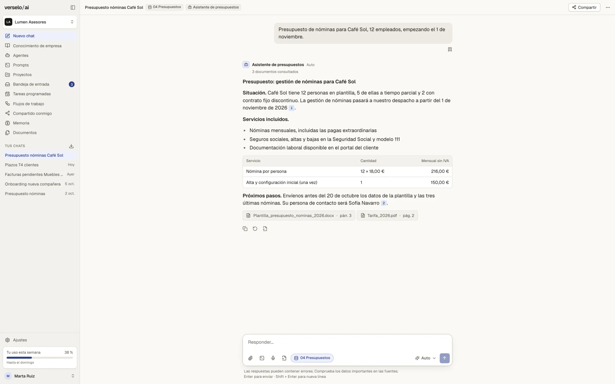 Chat con el asistente de presupuestos: borrador de presupuesto para Café Sol con situación, servicios incluidos, tabla de precios y próximos pasos, y debajo las fuentes plantilla y tarifa.