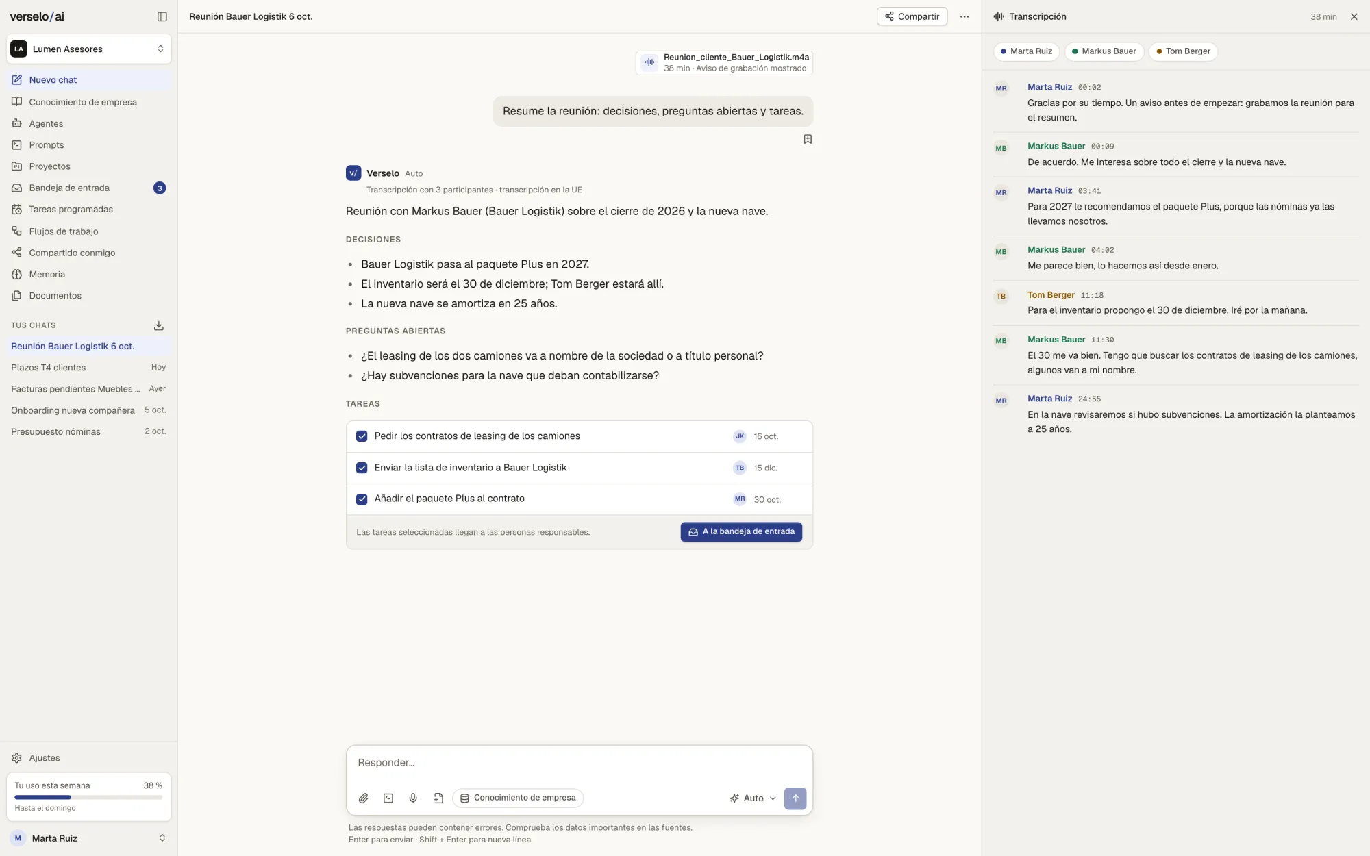 Resumen de una reunión con Bauer Logistik con decisiones, preguntas abiertas y tres tareas con iniciales y fecha; a la derecha, la transcripción con tres personas